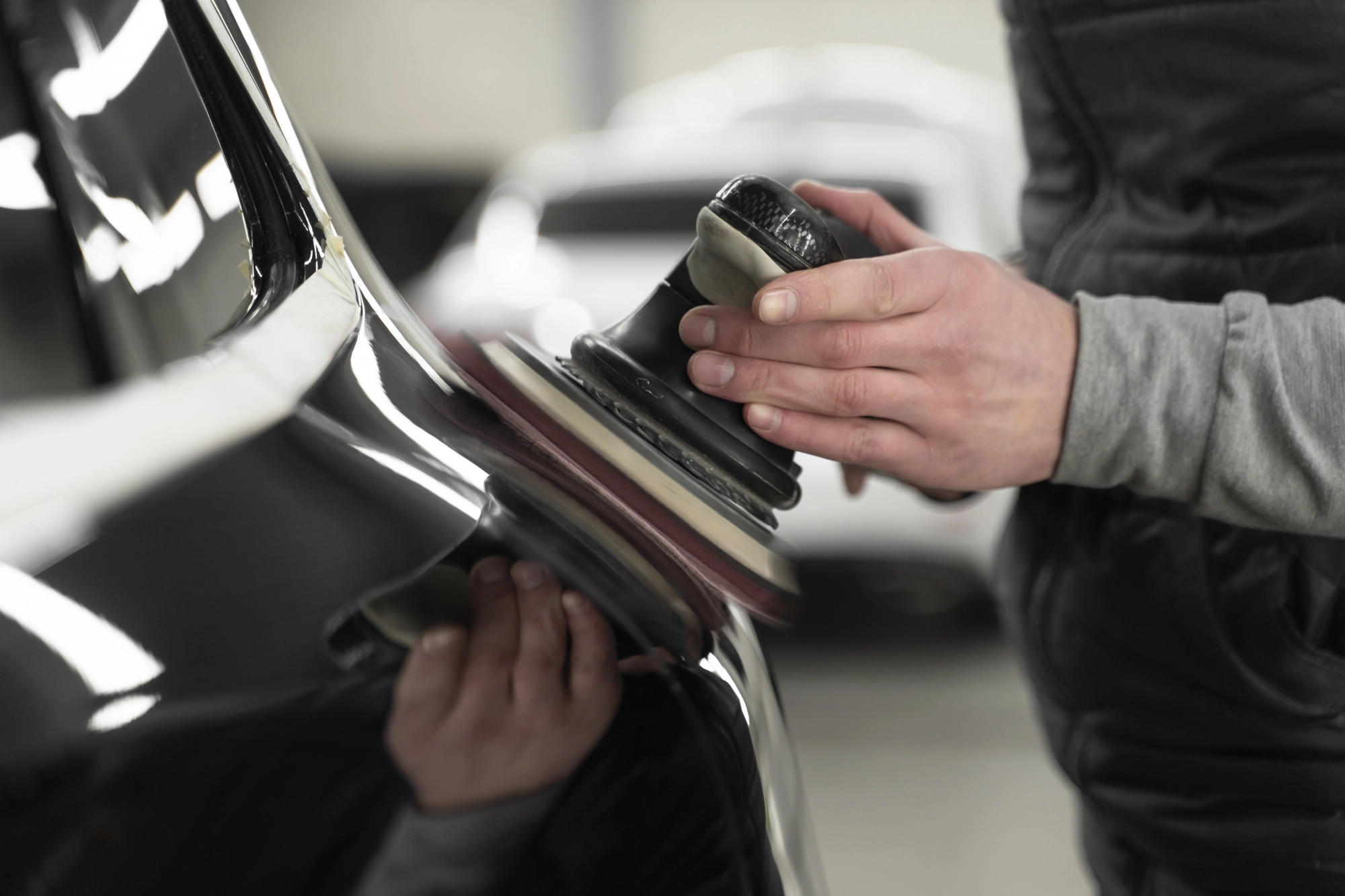 D&eacute;bosselage vs carrosserie traditionnelle : laquelle choisir ?